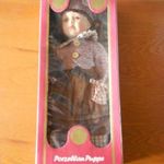 Porcelán fejű baba dobozában fotó