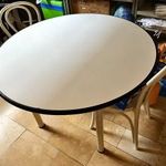 Nagyon régi IKEA készlet: kerek asztal székekkel fotó