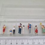 KF16 H0 1: 87 Preiser otthoni és szabadidős családi figuraszett lufival (9 részes, 14 figurával) fotó