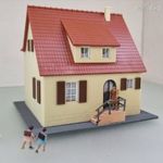 EL2 H0 1: 87 Piko családi ház, Preiser haza érkező gyerekekkel, várakozó anyukával fotó