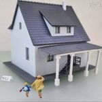 EL3 H0 1: 87 Piko családi ház, Preiser haza siető családdal fotó