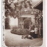 Családi ház udvara / fotólap / 1905 körül fotó
