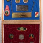 Interkozmosz Szovjet-Magyar Közös Űrrepülés jelvény szett díszdobozban, benne MNK Űrhajósa + egyebek fotó