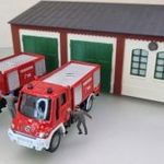 Ei15 H0 1: 87 Auhagen 11438 tűzoltósági és ipari épület + 2 db Siku tűzoltó + tűzoltók fotó
