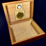 HUMIDOR ... AZAZ MŰSZEREKKEL ELLÁTOTT MASSZÍV FA SZIVARDOBOZ ! fotó