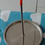 Függőleges nyárs állvány grillezéshez csepegtető csatornás kialakítással. fotó