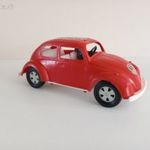 Piros műanyag Volkswagen bogár, retro magyar trafikáru, SZÉP fotó