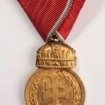 Horthy Bronz Signum Laudis hadiszalagon kardokkal fotó