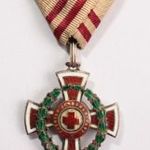 Vöröskereszt Díszjelvényének II. osztálya hadidíszítménnyel fotó