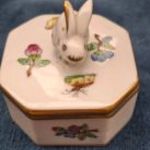RÉGI HERENDI NYOLCSZÖGLETŰ MINIATŰR NYUSZI TETEJŰ BONBONIER 1960 ARANY SZEGÉLLYEL TÖKÉLETES ÁLLAPOTÚ fotó
