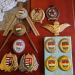 12 darab rendőr, katona, tűzoltó sapkajelvény fotó