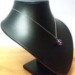 Gömbbe foglalt, csiszolt kristálymedál 22mm. fotó