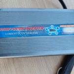 MEGMARADT AUTÓALKATRÉSZEK: - Inverter, azaz átalakító 12 V -ról 220 V váltóáram. fotó
