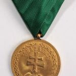 Magyar Bronz Érdemérem zöld szalagon fotó