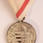 Magyar Háborús Emlékérem kardokkal és sisakkal fotó