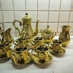 Retro aranyszínű porcelán kávéskészlet eladó!Aranyszínű csészék alátéttel, kiöntő, kávéskanna, váza fotó
