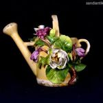 XIX. SZ. ANTIK PORCELÁN DÍSZ LOCSOLÓ KANNA GAZDAG VIRÁGPLASZTIKÁKKAL X fotó