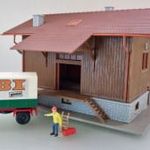 Ei13 H0 1: 87 Faller 131294 raktárépület, nyitható-zárható ajtókkal + Wiking pótkocsi + munkás fotó