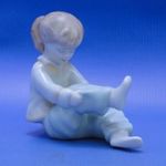 0C553 Jelzett Aquincumi porcelán kislány figura fotó