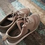 NIKE 39-es szürkés színű sportcipő , könnyű sportos cipő , újszerű darab ! fotó