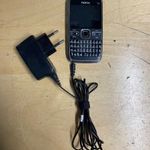Nokia E72 mobiltelefon töltővel - nem reagál a töltőre fotó