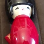 Festett, lakkozott japán fa kokeshi baba (B) fotó