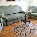 Kedves, mosolygós, háromrészes ülőgarnitúra fotó