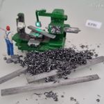 KF81 H0 1: 87 ipari esztergapad világítással + alu fémforgács + munkadarabok + Preiser dolgozó fotó