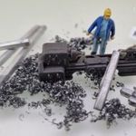 KF82 H0 1: 87 ipari esztergapad + fémforgács + munkadarabok + Preiser gyári munkás figura fotó