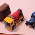 Matchbox méretű traktor, lószállító, teherautó együtt fotó