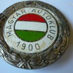 MAGYAR AUTÓKLUB 1900. ZOMÁCOZOTT fém hütőrács jelvény csavaros hátlappal fotó