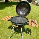 Faszenes gömb kerti Grillsütő polcokkal és kerekekkel, 57 cm fotó