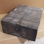 Antik vasalatos nyitható fedeles utazóláda fa láda katona láda 47 x 16 x 35 cm a képek szerint 2 fotó