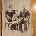 ~1905 nevesített huszár karddal kitüntetéssel családjával kabinet fénykép Kecskemét fotó