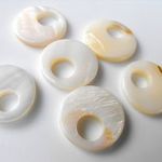 Kagylógyöngy fánk 20 x 3 mm 7 mm lyukméret fotó