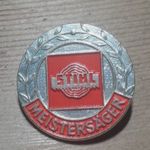 Stihl Mesterfűrész jelvény fotó