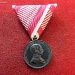 FERENC JÓZSEF VITÉZSÉGI KISEZÜST 1914-1916 ( FÉMJELZETT EZÜST ) nsz+, patina, pótolt szalag ! fotó