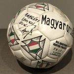 Puskás Ferenc, Grosics Gyula és további két játékos által aláírt bőr focilabda fotó