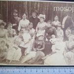 FOTÓ FOTÓGRÁFIA FÉNYKÉP MŰTERMI JELZETT KEMÉNYHÁTÚ ELŐKELŐ CSALÁD CSOPORTKÉP 20 FŐ KÉP cca. 1890 fotó