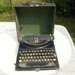 Régi , retró , antik kis méretű Remington írógép fotó