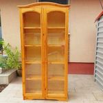 Eladó egy KESKENY, polcos vitrines fenyőszekrény. Bútor szép állapotú. fotó
