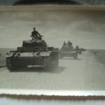 EREDETI NÉMET KATONAI FOTÓ, TANK, PÁNCÉLOS MENETOSZLOP A POROS ÚTON, (KÖZELI KÉP A TANKRÓL fotó