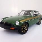 1: 18 1/18 Universal Hobbies 4458 - MG MGB GT "Jubilee edition" (1965), green-gold, dobozos fotó