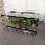 Újszerű hátterezett terrárium berendezve.32 liter. fotó