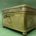 Antik, 1900 k. ezüstözött sárgaréz asztali doboz - Grófi koronás O.R. vagy R.O. monogram vésettel fotó