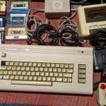 Commodore 64 C64G 2 db joystickkal, kazettákkal, magnóval fotó