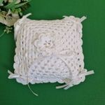 ESKÜVŐ GYP13 - Hófehér horgolt virágos, masnis gyűrűpárna fotó