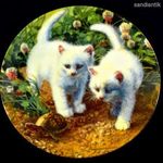 KÉT CICA TEKNŐSSEL JÁTSZIK ... HIBÁTLAN PORCELÁN DÍSZTÁNYÉR X fotó