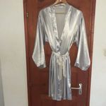 St. Bermand ezüstös színű 42/44/L-s hosszú, szatén női köntös fotó