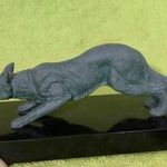 MÉRETES, ANTIK , MÁRVÁNY TALPAZATON LÉVŐ ARDECO BRONZ SZOBOR. VADÁSZÓ KUTYA SZOBOR fotó